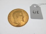 gros plan d'une pièce d'or portant une étiquette de prix