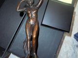 une statue représentant une femme tenant une pancarte, posée sur un bureau