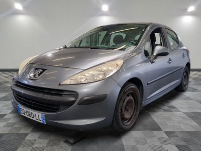 la voiture argentée est garée dans le garage sur le sol en damier
