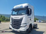 un camion blanc garé dans un parking