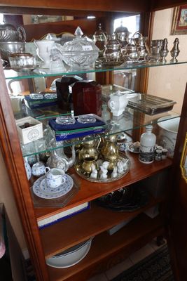une vitrine en verre dans laquelle sont exposés de nombreux plats