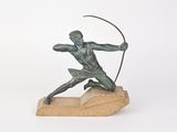 statue en bronze représentant un homme avec un arc et des flèches, posée sur un socle