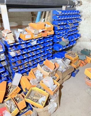 une grande pile de cartons contenant des articles divers dans un entrepôt