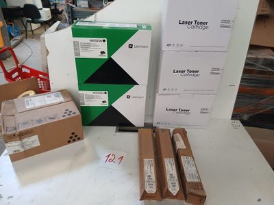 des boîtes de toner pour imprimante laser et de papier d'imprimante posées sur une table dans une pièce