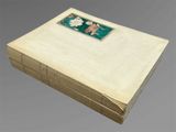 une pile de livres sur laquelle figure la photo d'une femme