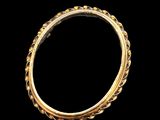 une vieille bague en or ornée d'un motif tressé