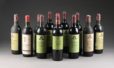 six bouteilles de vin sont alignées sur une table