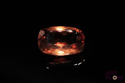 un saphir orange sur un fond noir