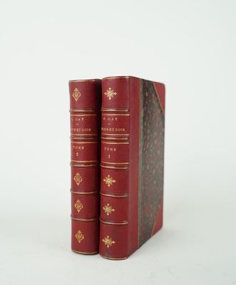 deux livres rouges posés l'un sur l'autre sur une surface blanche
