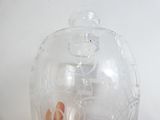 un vase en verre transparent contenant une fleur