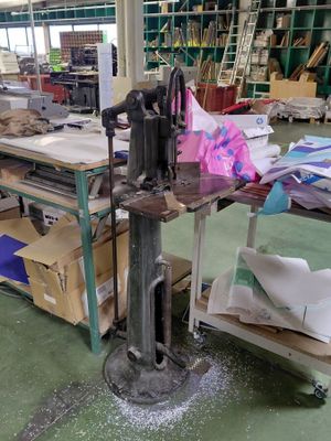 une machine placée au milieu d'une pièce