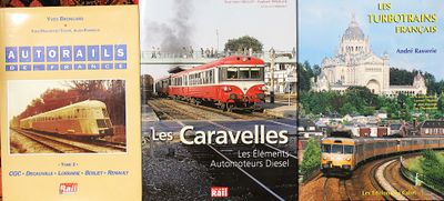 trois livres posés sur une table