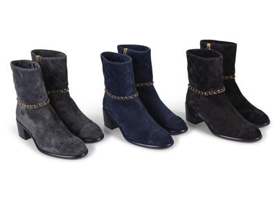 trois paires de bottines à talons hauts pour femme, ornées de chaînes