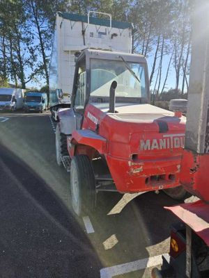 un camion rouge garé sur le parking