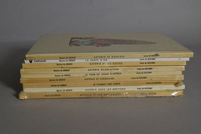 plusieurs livres empilés sur une table