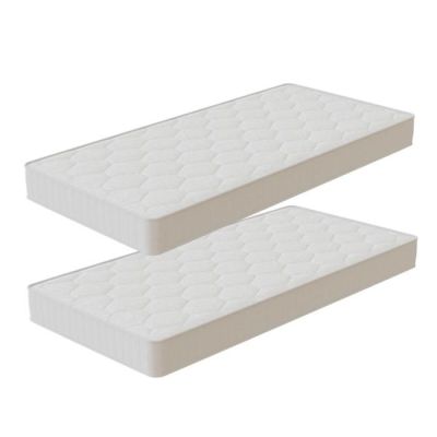 une paire de matelas blancs sur fond blanc