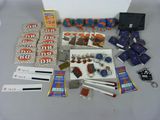 un grand nombre d'objets posés sur une table