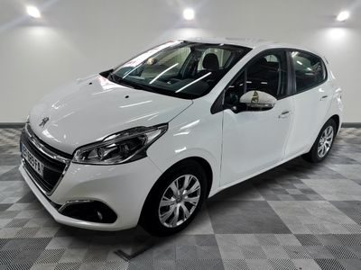 la voiture blanche est garée dans le garage sur le sol en damier