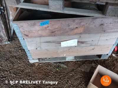 UN LOT DE FERRAILLE SUR PALETTE - Photo 1