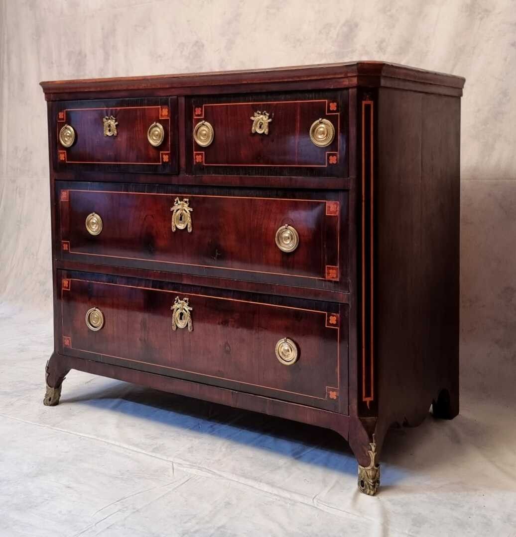 Commode d'époque Louis XV. Bois De Violette.