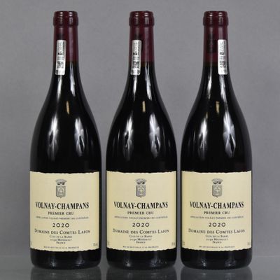 trois bouteilles de vin sont alignées sur une table
