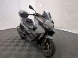 une moto qui est garée dans une pièce dont le sol est en damier
