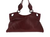 un sac à main en cuir marron sur fond blanc