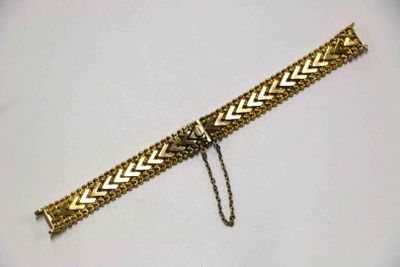 bracelet en or muni d'une chaîne ornée d'un motif en chevrons