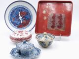quatre assiettes et un plateau orné d'une image d'oiseau