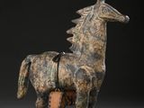statue d'un cheval avec une selle sur le dos