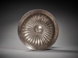 l'image d'un plateau d'argent orné d'un motif floral