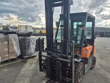 un chariot élévateur à fourche garé dans un parking