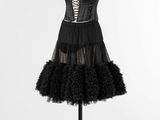 une robe-corset noire sur un mannequin, un mannequin, un mannequin, un mannequin, un mannequin, un mannequin, un mannequin, un mannequin
