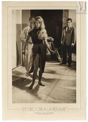 photographie en noir et blanc d'une femme tenant un chien dans ses bras devant un homme
