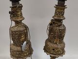 paire de bougeoirs anciens en laiton, ornés de chapeaux haut-de-forme et de clochettes