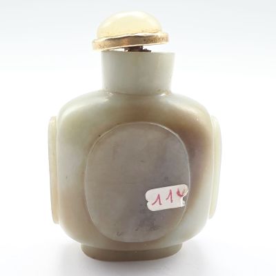 une photo d'un vase blanc avec un couvercle doré