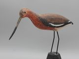 sculpture représentant un oiseau au long bec, perché sur un rocher