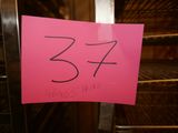 un panneau rose sur lequel est inscrit le chiffre 34