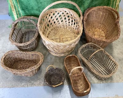beaucoup de paniers en osier posés par terre