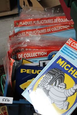 Une collection de 90 Plaques Publicitaires modernes en tôle …