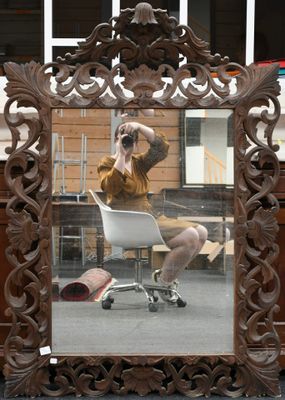 une photo d'un homme se prenant en photo dans un miroir