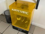 une poubelle jaune posée par terre à côté d'un évier