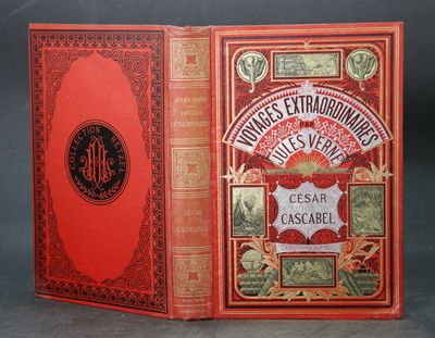 un vieux livre à la couverture rouge posé sur une table