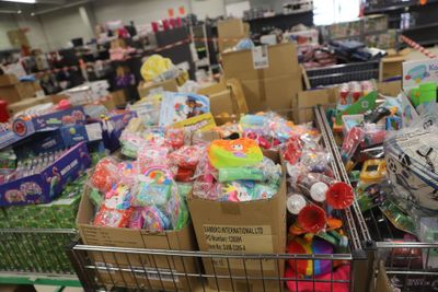 un caddie rempli de nombreux jouets dans un magasin