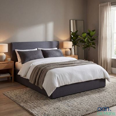 une chambre avec un lit, des tables de chevet et une fenêtre
