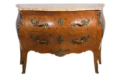 une petite commode avec un plateau en marbre