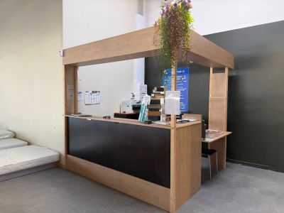Agencement d'un coin bureau formant comptoir d'accueil de ty…