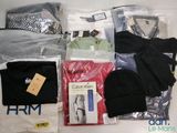 un lot de vêtements posés sur une table