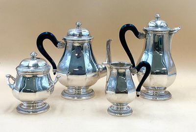 quatre pièces en argent pour le thé et le café sur une table