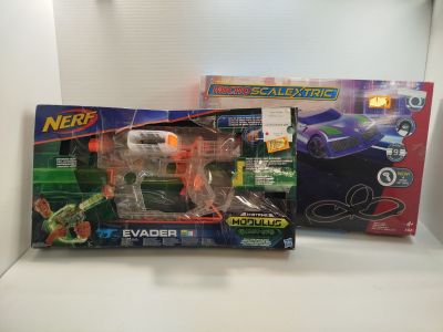 Deux jouets Nerf sont posés l'un à côté de l'autre sur une étagère